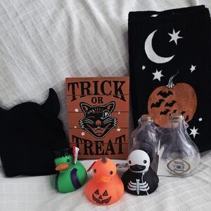 Halloween Decor Set with Rubber Ducks and 2pc Towel Set